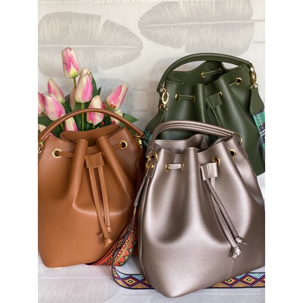 Marikina Bags Maui bucket bag Drawstring bag crossbody sling bag in PU Leather的图片